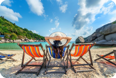 Mulher sentada em uma cadeira de Praia olhando para o mar