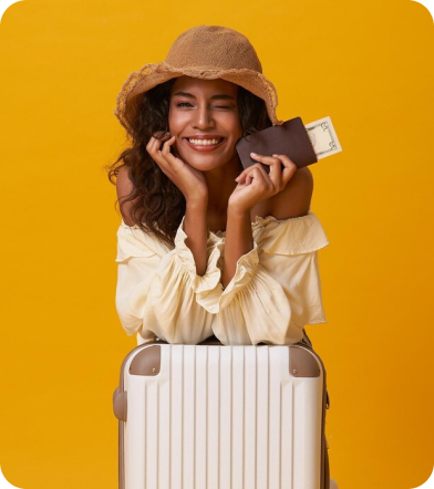 Mulher sorrindo com malas para viagem e carteira na mão