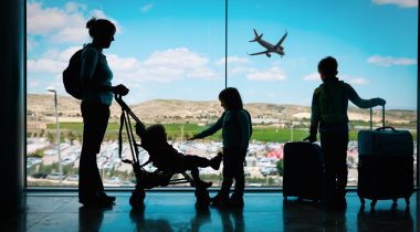 Autorização para menor viajar: onde solicitar, quando é exigida e a partir de que idade adolescentes podem viajar sozinhos